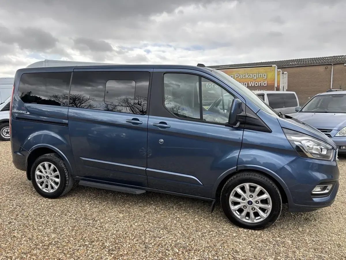 Begagnad Ford Tourneo Titanium 130 HK (95 kW) 2020 Blå Minibuss