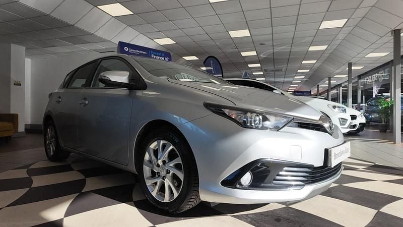 Silver Used 2016 Toyota Auris Hatchback | £5,995 (Fair price) - Image 1/4