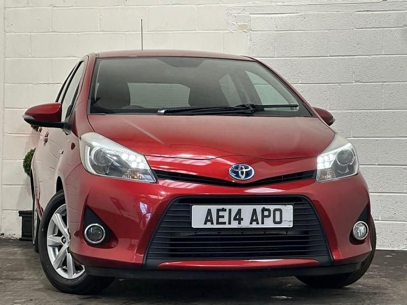 Red Used 2014 Toyota Yaris Hybrid Plus Hatchback | £5,995 - Image 1/4