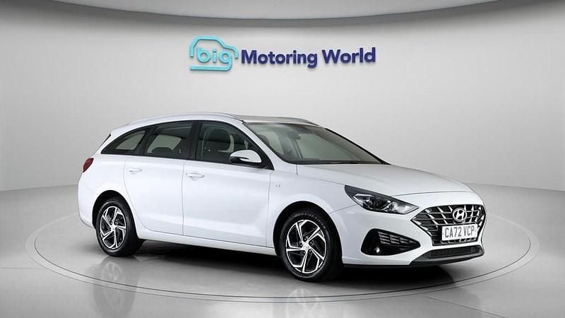 Used Hyundai i30 SE 120 HP (88 kW) 2022 White Estate