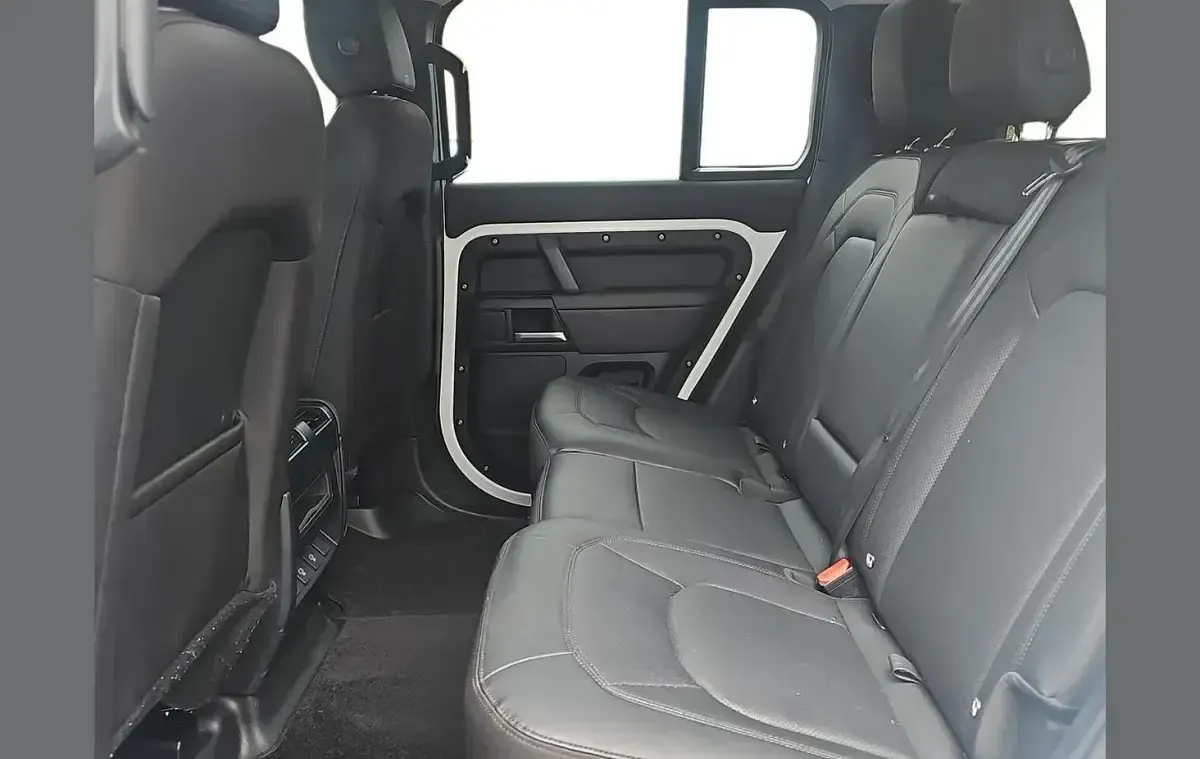 Używany Land Rover Defender S 247 KM (181 kW) 2024 Biały SUV