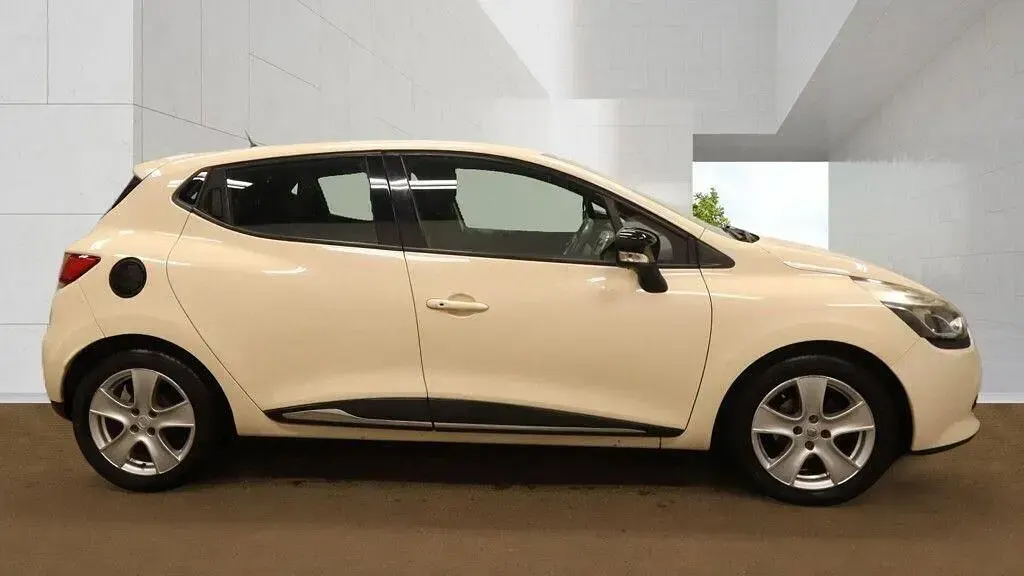 Used Renault Clio Dynamique 75 HP (55 kW) 2015 Cream Hatchback