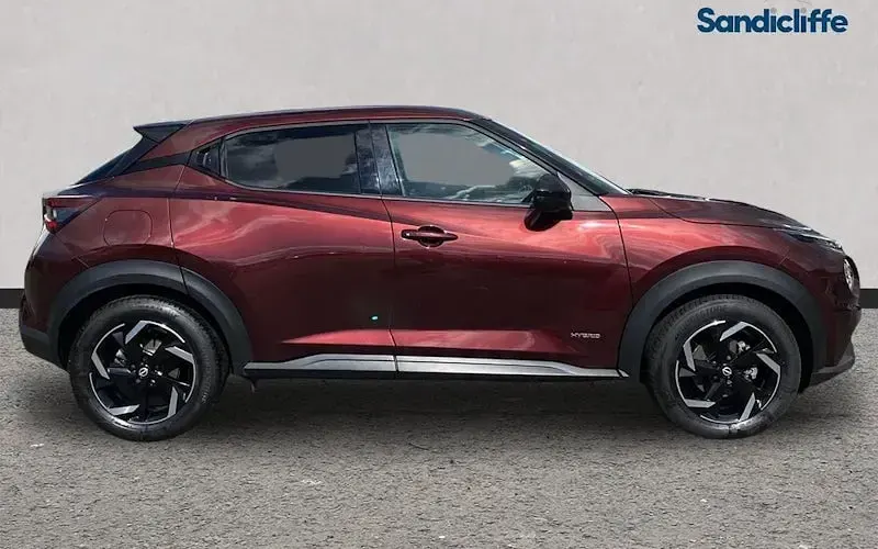 Begagnad Nissan Juke N-Connecta 143 HK (105 kW) 2023 Röd SUV