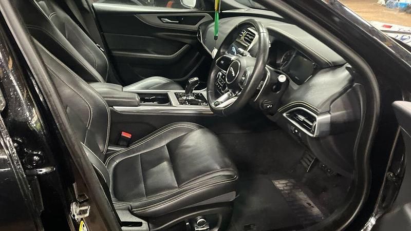 Begagnad Jaguar XE R-Dynamic 180 HK (132 kW) 2019 Svart Sedan