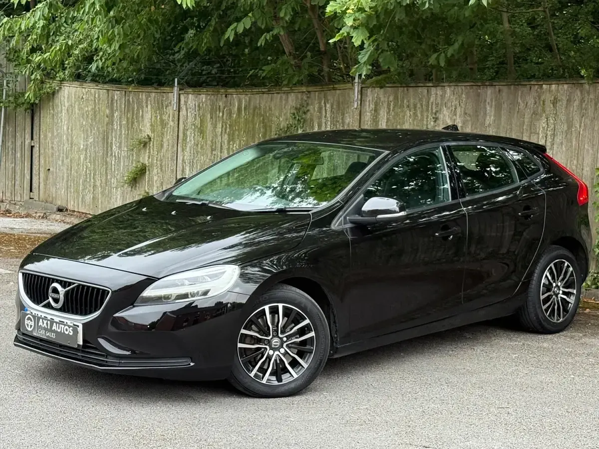 Used Volvo V40 Momentum 122 HP (89 kW) 2018 Black Hatchback