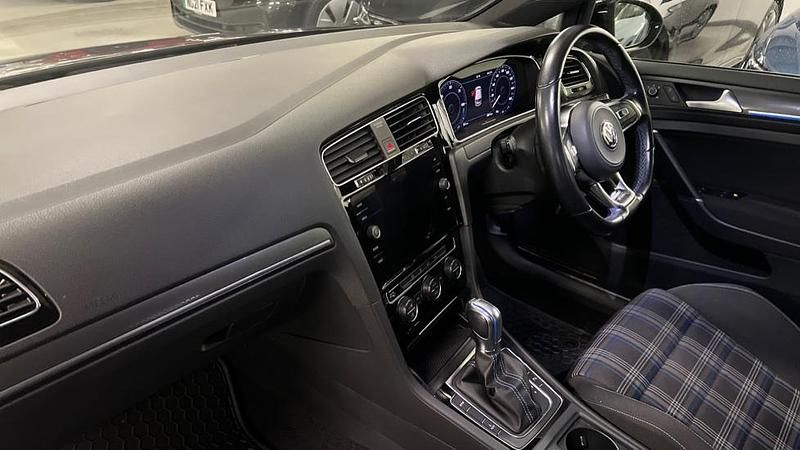 Used VW Golf VII GTE 204 HP (150 kW) 2018 Deep black