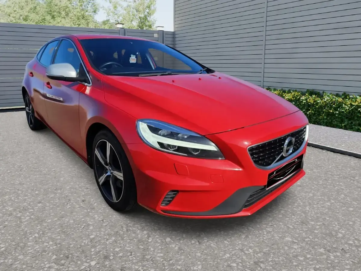 Used Volvo V40 R-Design 122 HP (89 kW) 2018 Red Hatchback