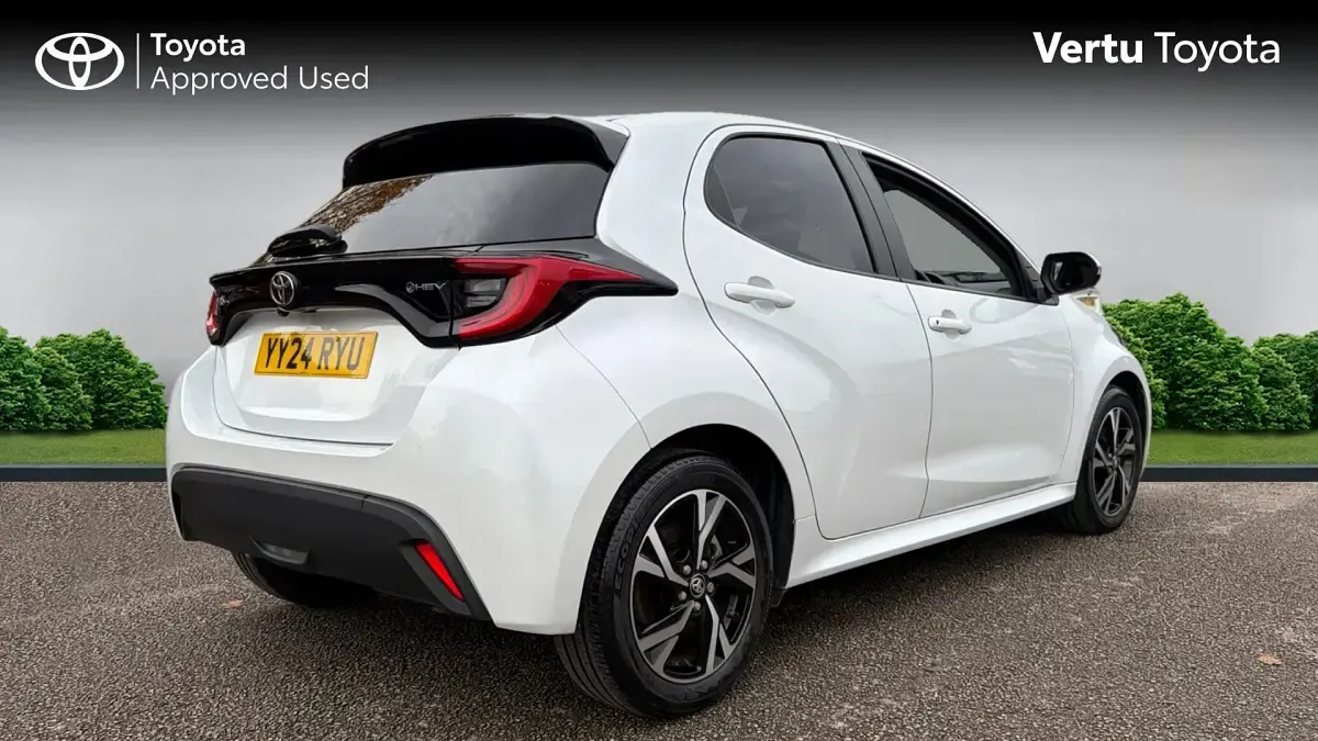 Used Toyota Yaris Design 116 HP (85 kW) 2024 White Hatchback