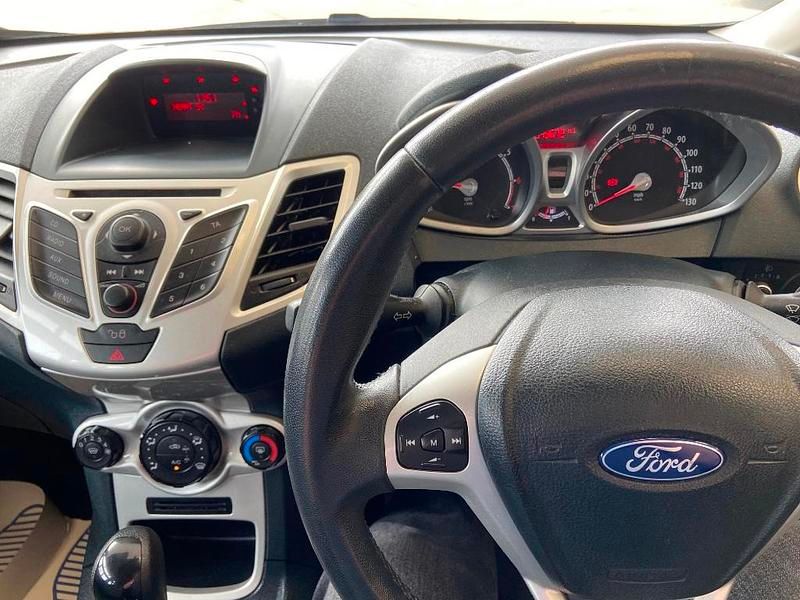 Used Ford Fiesta Zetec 96 HP (70 kW) 2012 Moondust Hatchback
