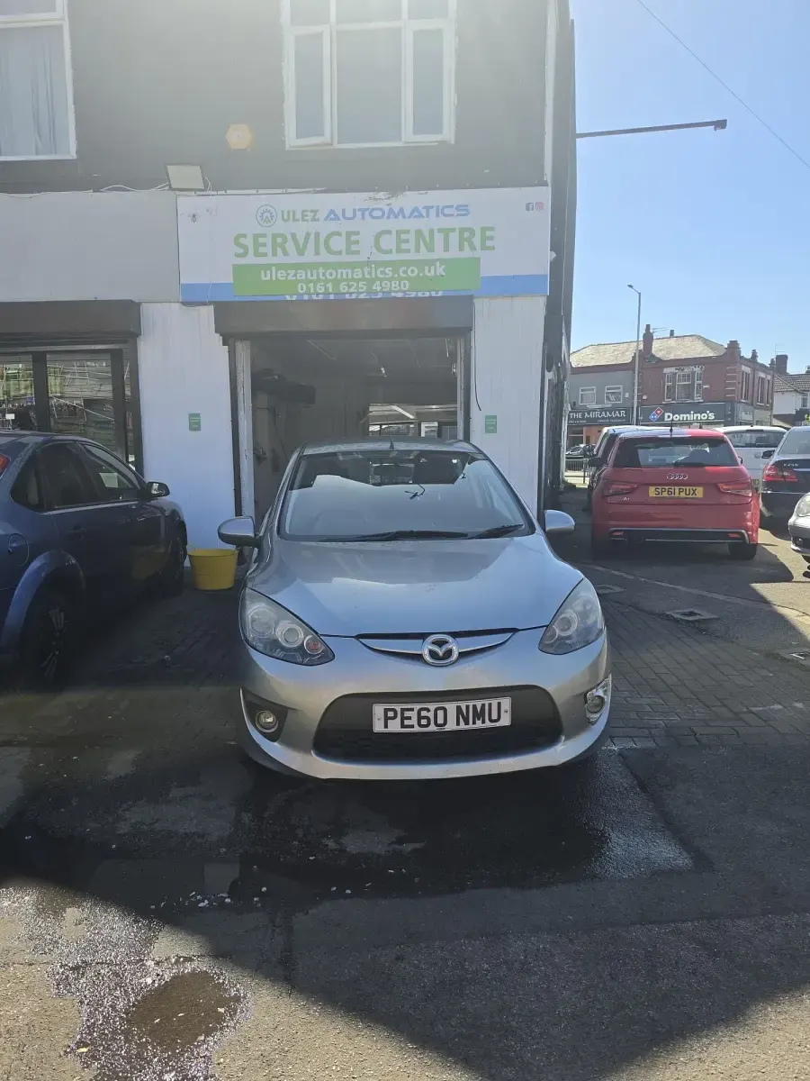 Begagnad Mazda 2 2010 Silver Halvkombi