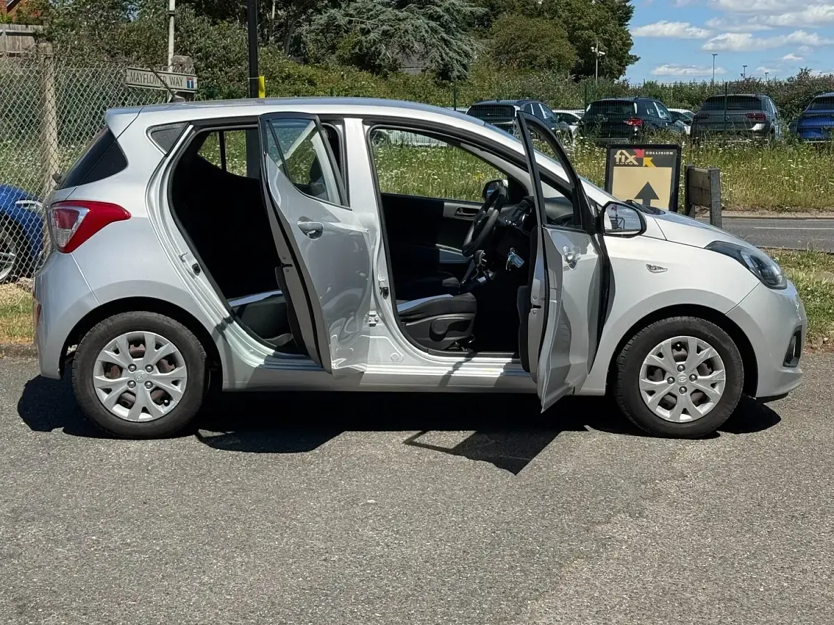 Used Hyundai i10 SE 87 HP (63 kW) 2016 Silver Hatchback