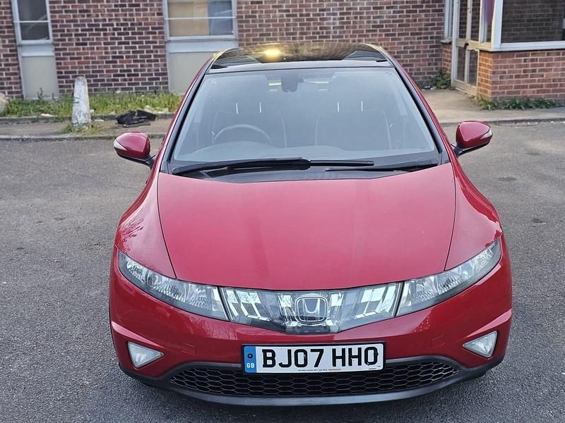 Begagnad Honda Civic EX 140 HK (102 kW) 2007 Röd Halvkombi