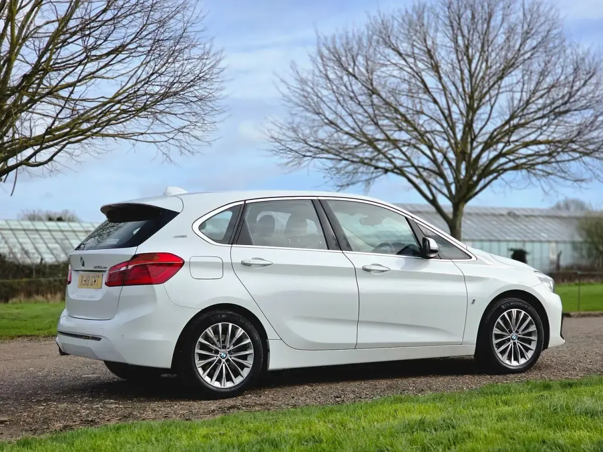 Begagnad BMW 225 Luxury Line 2018 Vit Minibuss