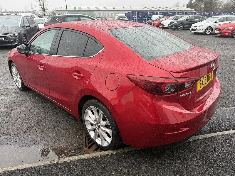 Usado Mazda 3 Inclusive 121 CV (88 kW) 2015 Rojo Berlina