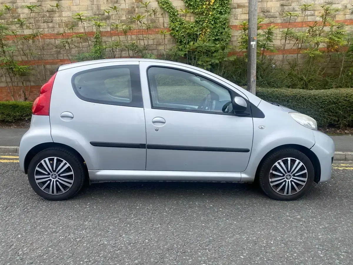 Used Peugeot 107 68 HP (50 kW) 2010 Silver Hatchback
