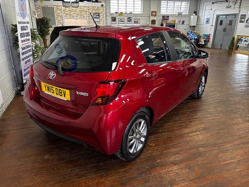 Used Toyota Yaris 99 HP (72 kW) 2015 Red Hatchback