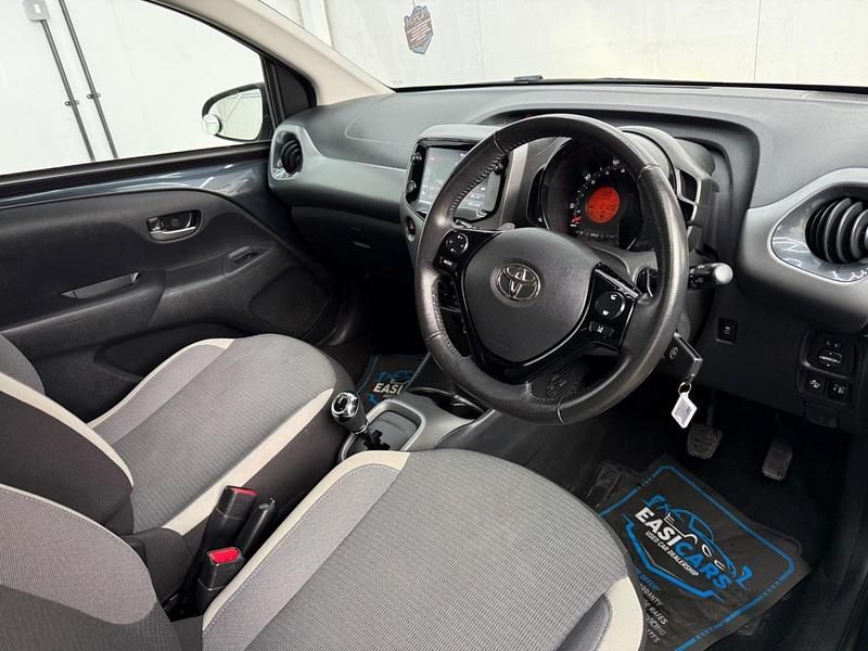 Begagnad Toyota Aygo X-play 2020 Grå Halvkombi