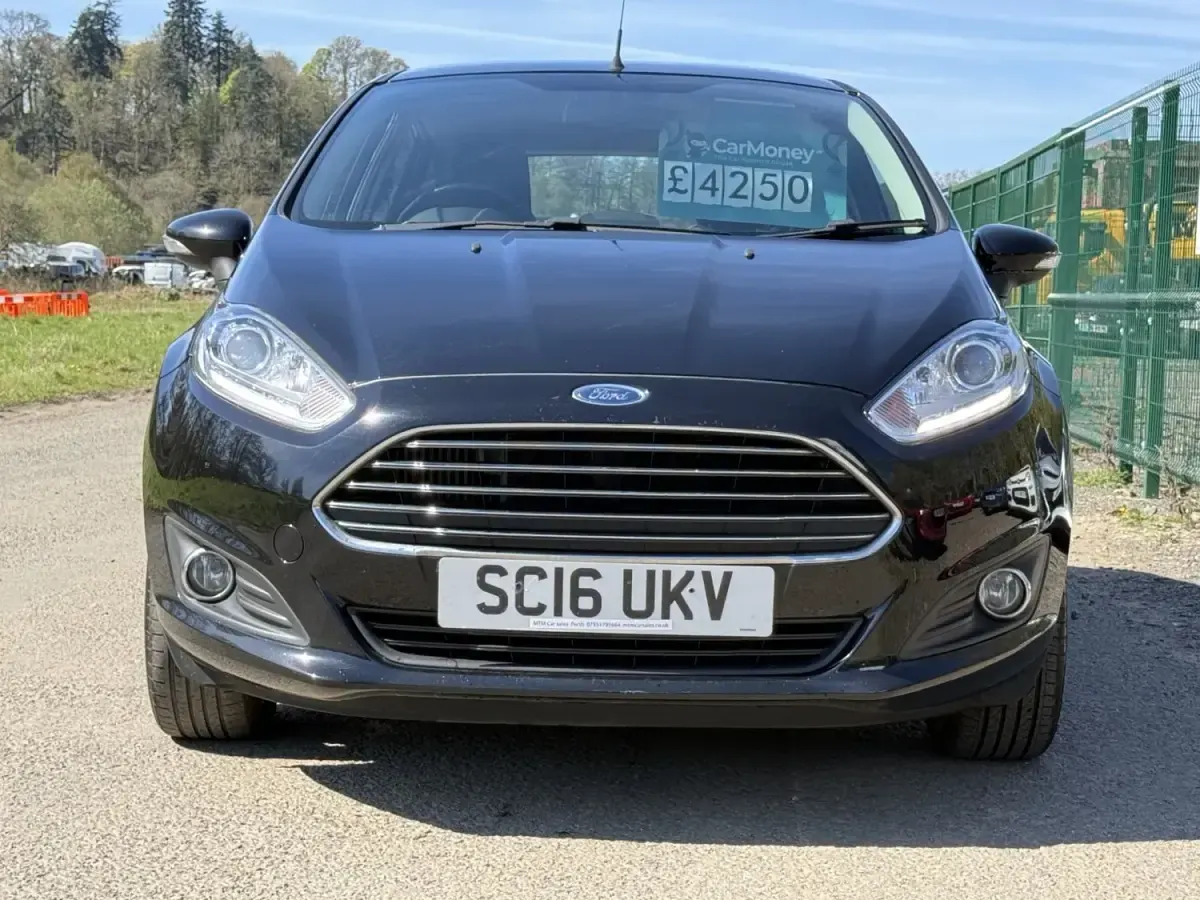 Käytetty Ford Fiesta Zetec 2016 Musta Viistoperä