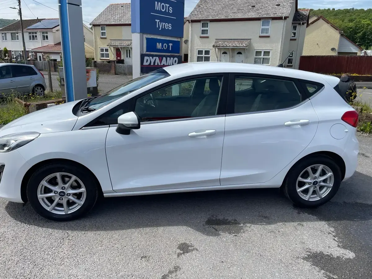 Used Ford Fiesta Zetec 100 HP (73 kW) 2018 White Hatchback