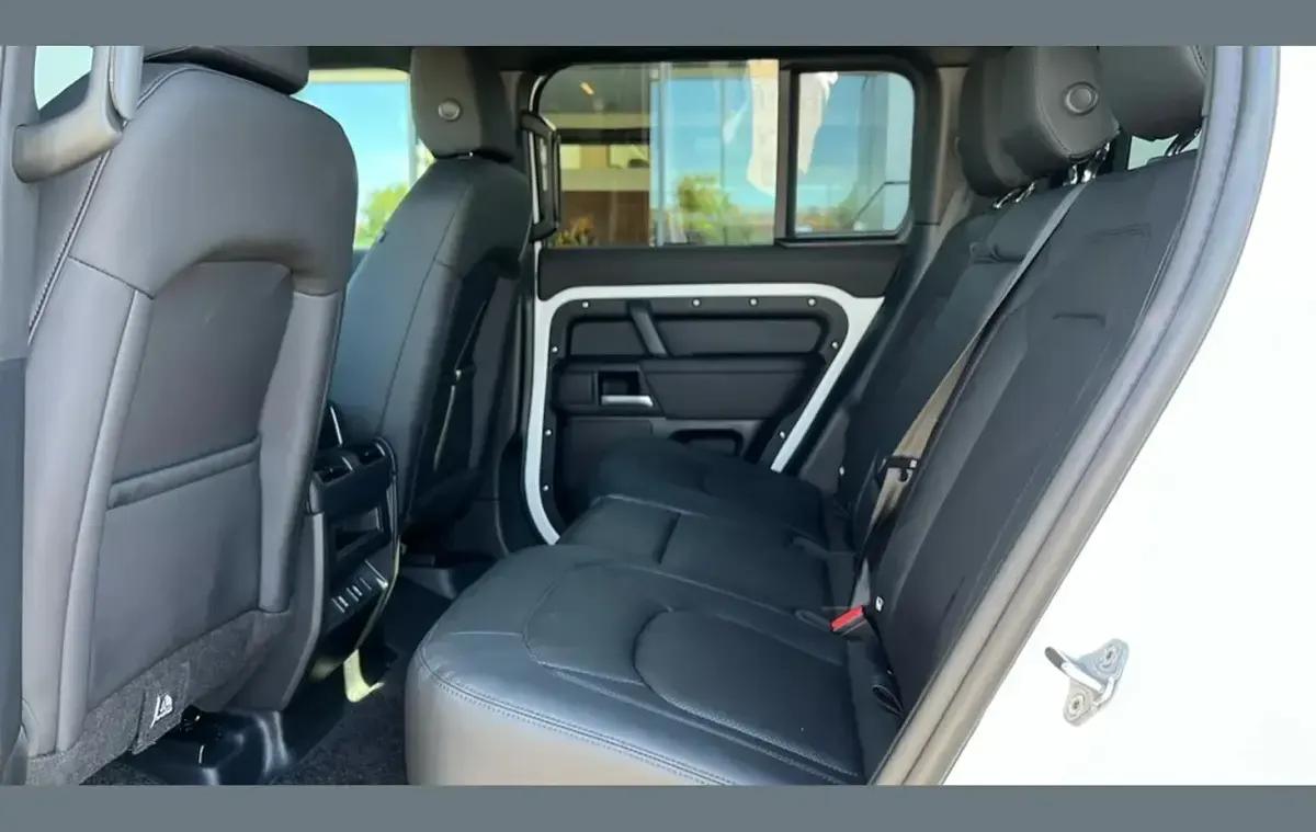 New Land Rover Defender SE Dynamic 249 HP (183 kW) 2026 White SUV