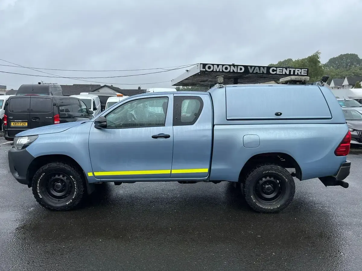 Used Toyota HiLux Active 150 HP (110 kW) 2018 Blue Pickup