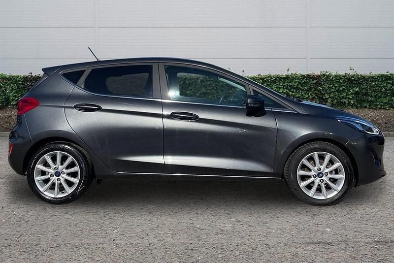 Begagnad Ford Fiesta Titanium 2017 Grå Halvkombi