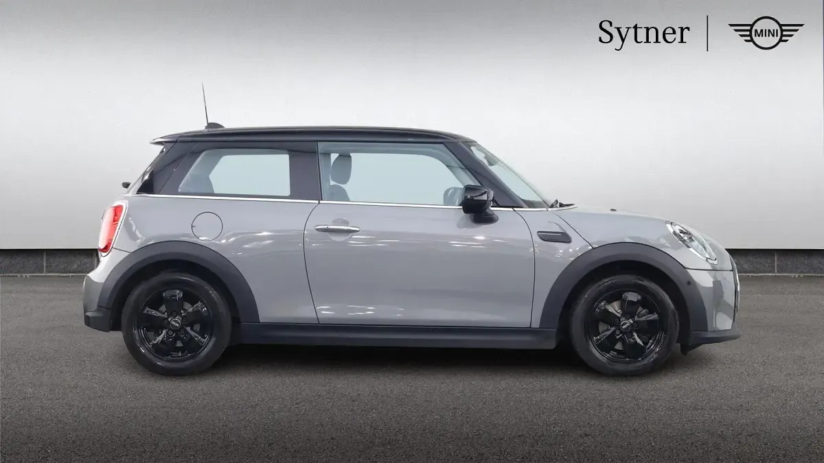 Usado Mini Cooper Classic 134 HP (98 kW) 2022 Cinzento Citadino