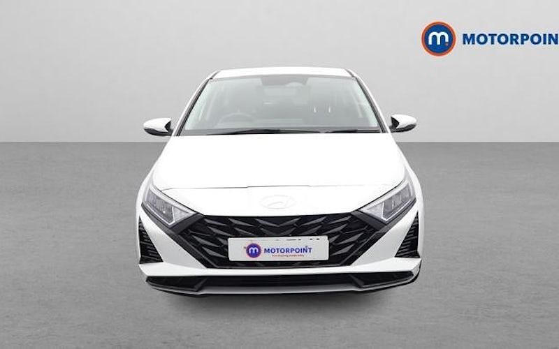 Used Hyundai i20 Advanced 101 HP (74 kW) 2024 White Hatchback