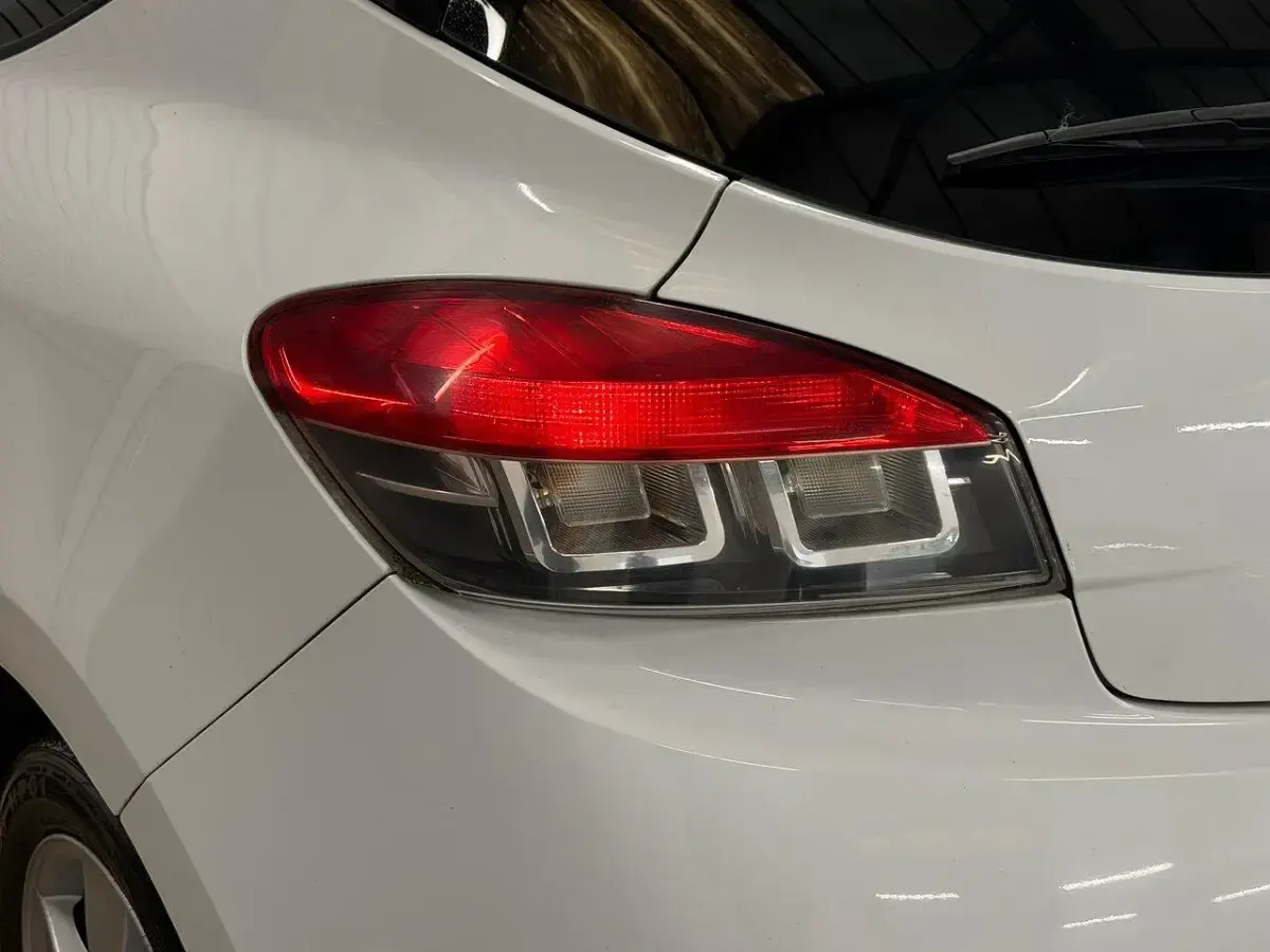 Used Renault Mégane Coupé Dynamique 2010 White Coupe