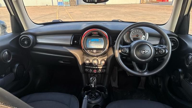 Usado Mini Cooper Classic 136 HP (100 kW) 2019 Prateado Citadino