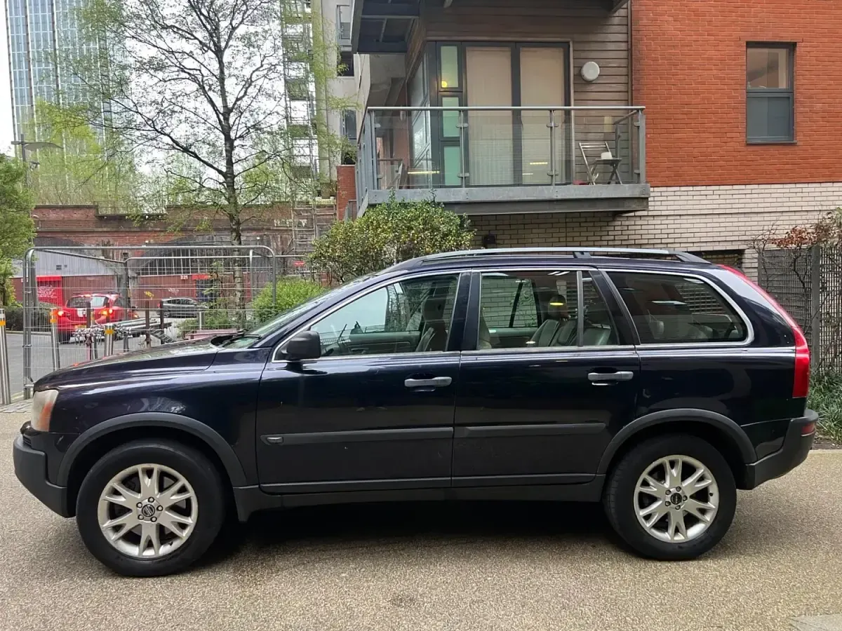 Usado Volvo XC90 SE 163 HP (119 kW) 2005 Azul SUV