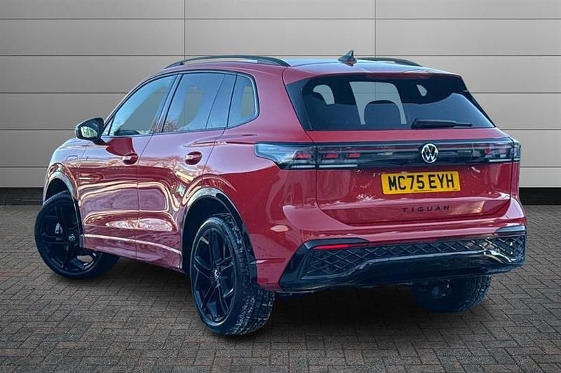New VW Tiguan R-line 204 HP (150 kW) 2025 Persimmon red SUV