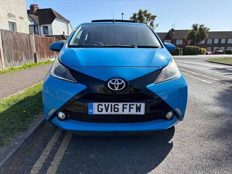 Usado Toyota Aygo x-press 69 HP (50 kW) 2016 Azul Citadino