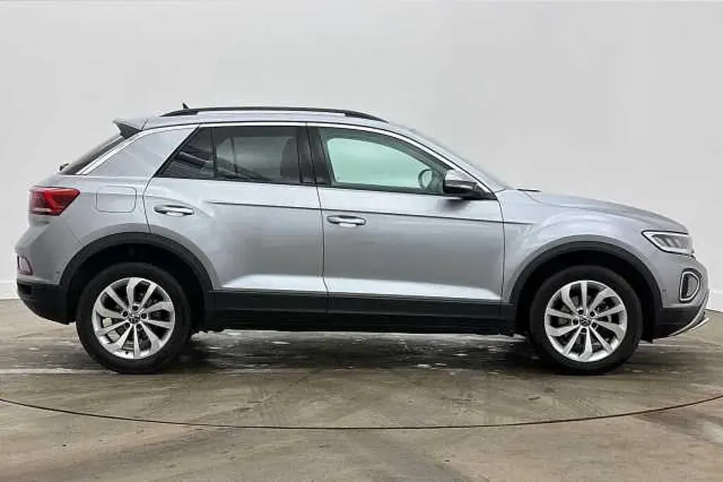 Używany VW T-Roc Match 150 KM (110 kW) 2025 Srebrny SUV