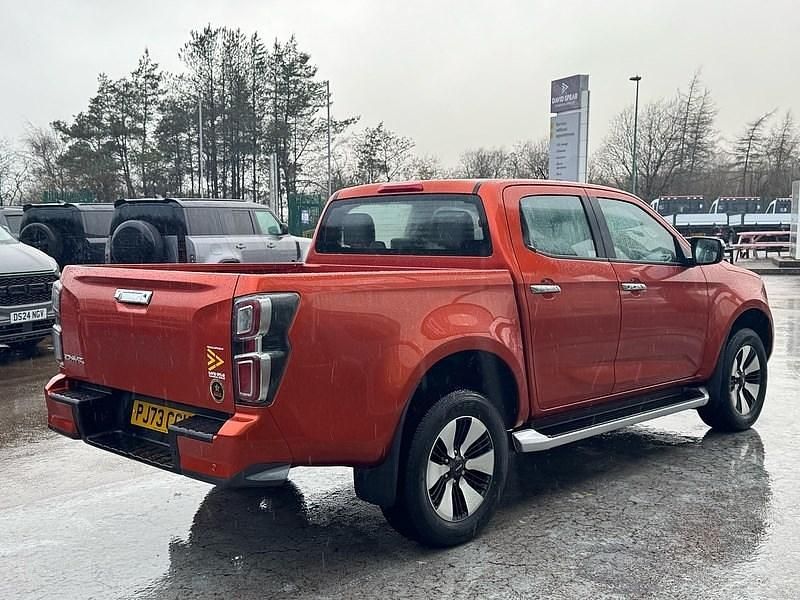 Used Isuzu D-Max 162 HP (119 kW) 2023 Orange Pickup