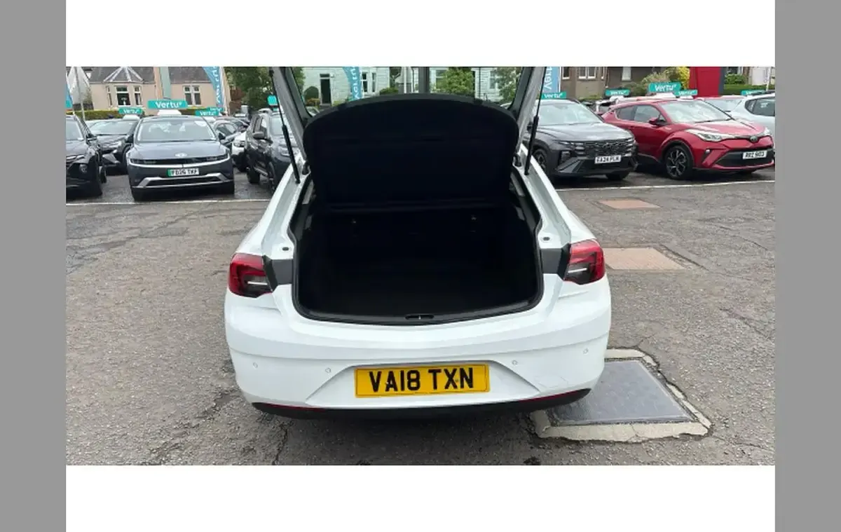 Used Vauxhall Insignia Design Edition 165 HP (121 kW) 2018 White Hatchback