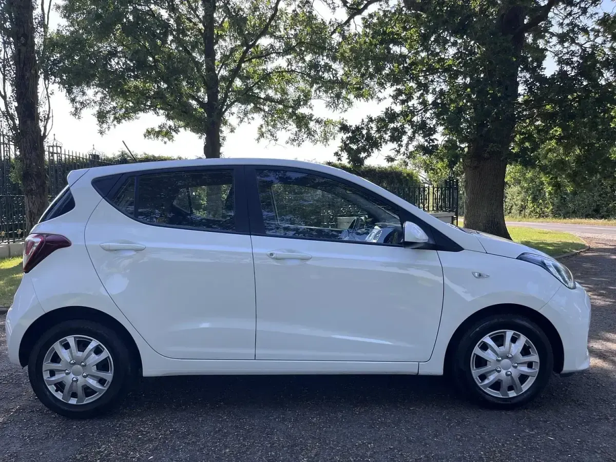 Used Hyundai i10 SE 66 HP (48 kW) 2018 White Hatchback