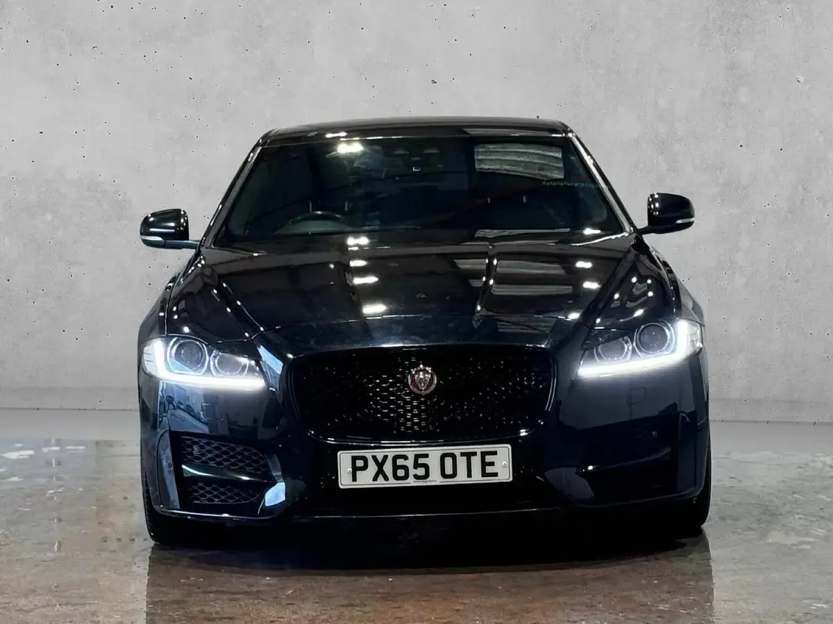 Usado Jaguar XF R-Sport 180 HP (132 kW) 2015 Preto Sedan