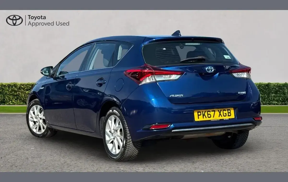 Used Toyota Auris Hybrid 134 HP (98 kW) 2017 Blue Hatchback