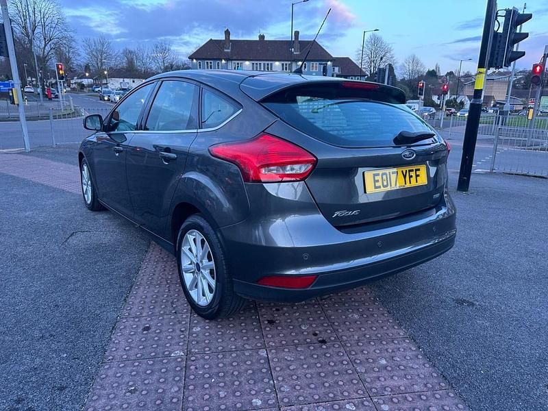 Used Ford Focus Titanium 125 HP (91 kW) 2017 Grey Hatchback