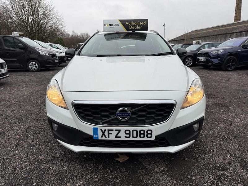 Used Volvo V40 SE 115 HP (84 kW) 2015 White Hatchback