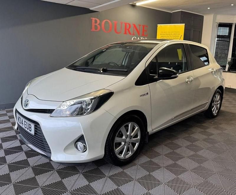 Used Toyota Yaris Hybrid Plus 101 HP (74 kW) 2014 White Hatchback
