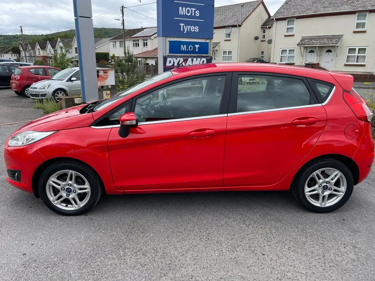 Used Ford Fiesta Zetec 75 HP (55 kW) 2013 Red Hatchback