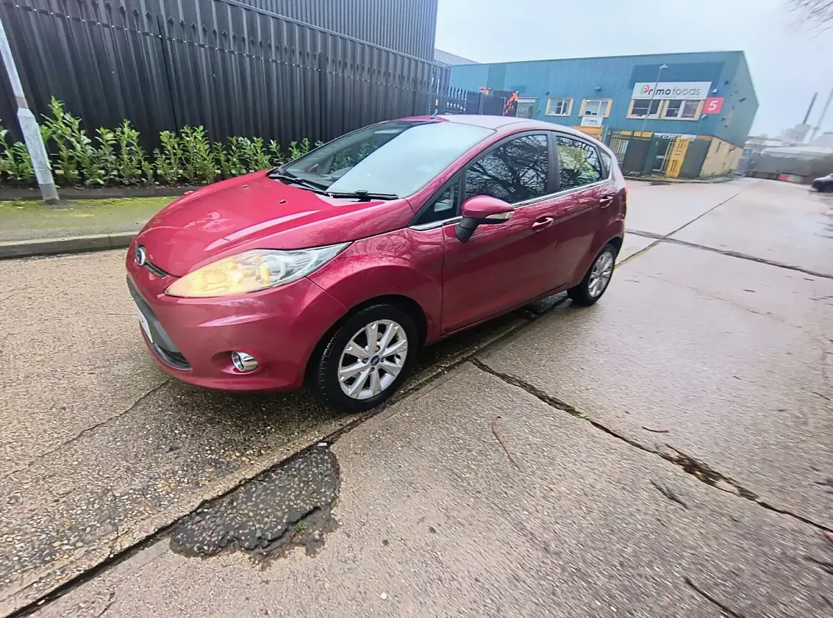 Begagnad Ford Fiesta Zetec 82 HK (60 kW) 2009 Röd Halvkombi