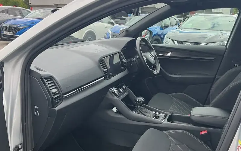 Usado Skoda Karoq SportLine 150 HP (110 kW) 2021 Prateado SUV