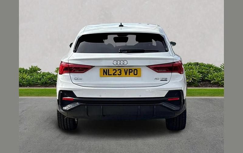 Begagnad Audi Q3 Black Edition 187 HK (137 kW) 2023 Vit SUV