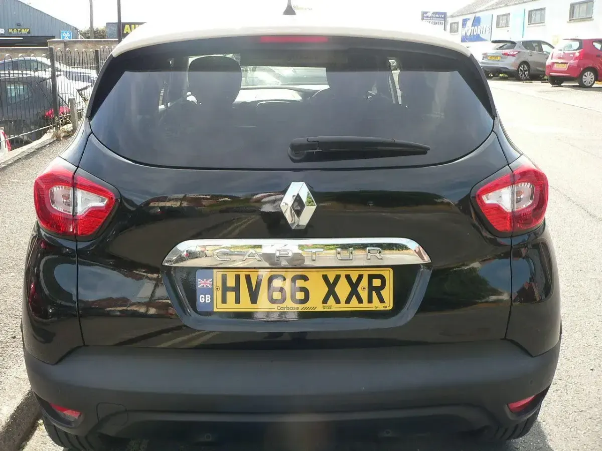 Used Renault Captur Dynamique 90 HP (66 kW) 2016 Black/cream SUV