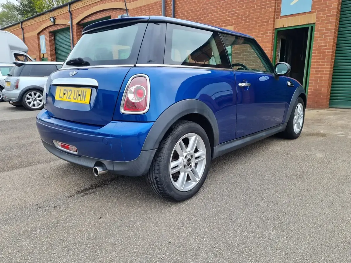 Begagnad Mini ONE Hatch 98 HK (72 kW) 2012 Blå Halvkombi