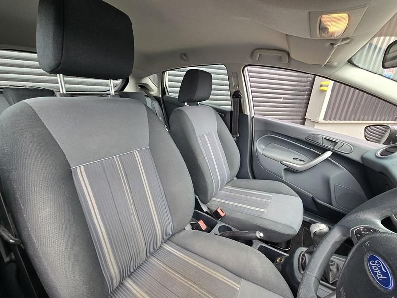 Używany Ford Fiesta Style 2010 Srebrny Hatchback