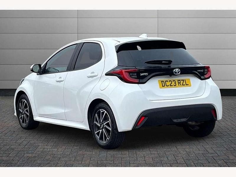 Used Toyota Yaris Hybrid Design 116 HP (85 kW) 2023 White Hatchback